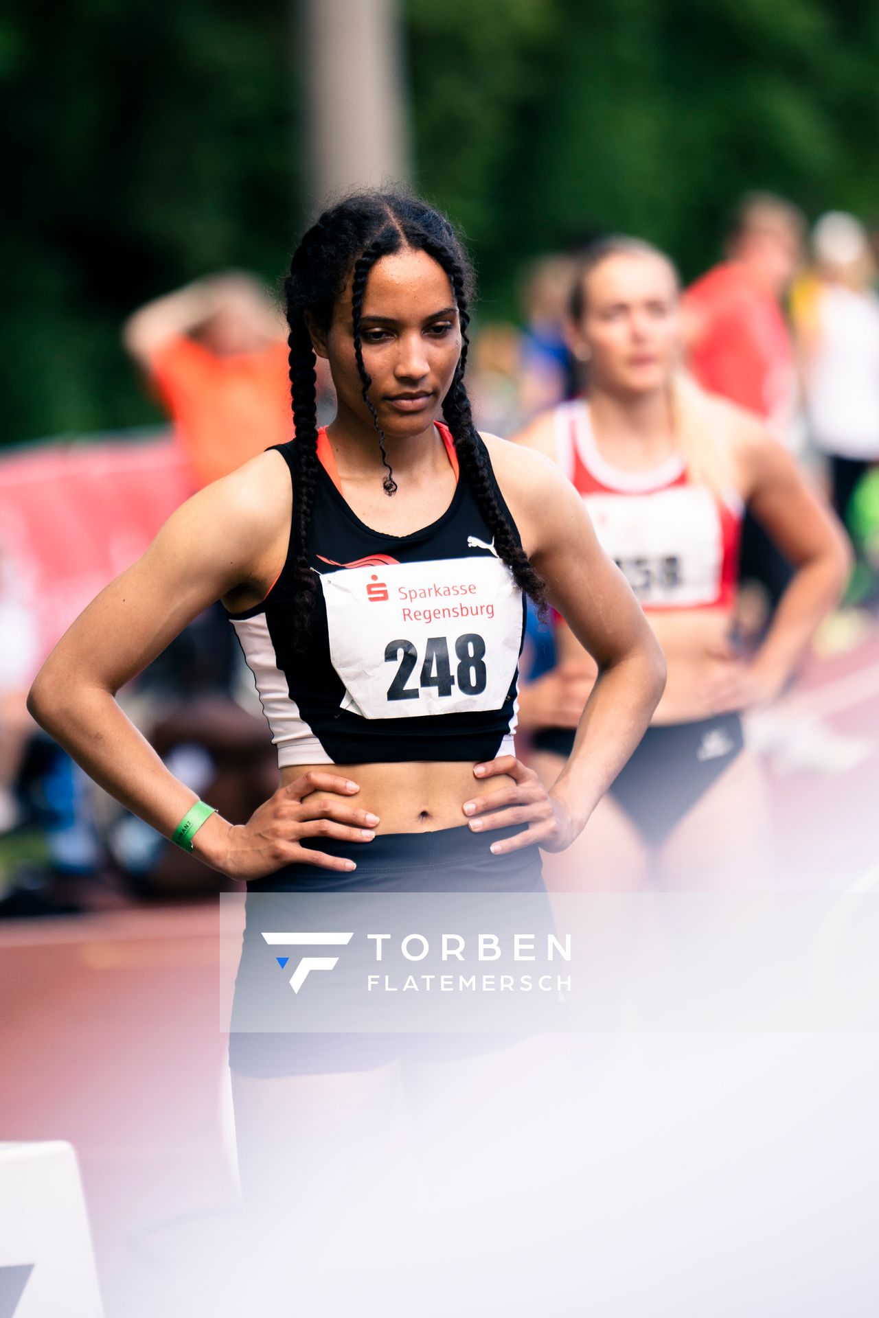 Naomi Hemmelmann (Track & Field Club Mainfranken) am 200m Start am 04.06.2022 waehrend der Sparkassen Gala in Regensburg